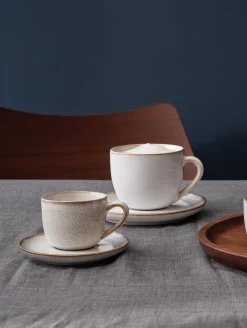 cappuccinotasse mit unterteller, sand