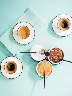 cappuccinotasse mit unterteller, ligne noire