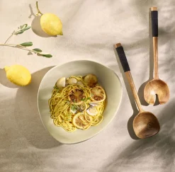 salatbesteck mit schwarzem nylongriff