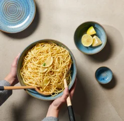 salatbesteck mit schwarzem nylongriff